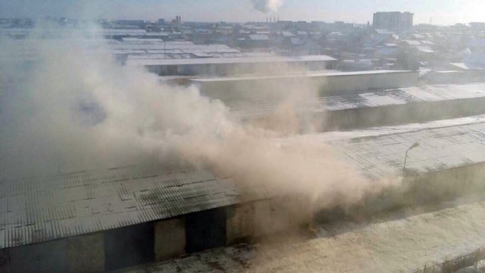 Фотофакт: в Якутске горят частные гаражи