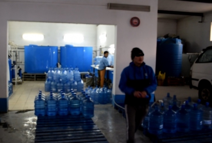 Производители воды не «заморачиваются» насчет санитарии (+видео)