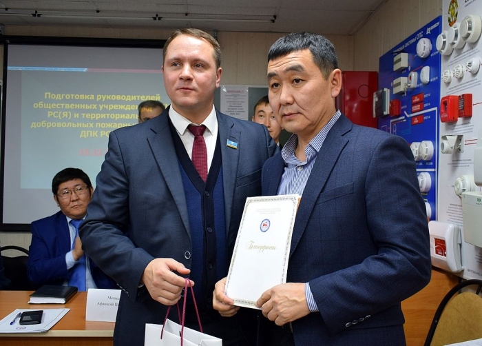 Предпринимателя наградили за установку 300 противопожарных сигнализаций в якутском селе