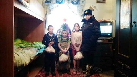 Полицейские в Томмоте подарили детям сладости