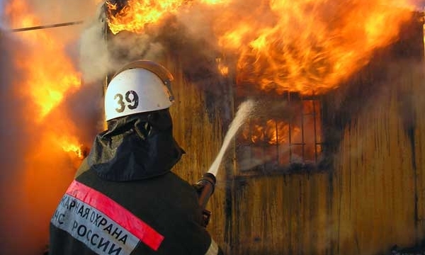 Четырех человек спасли пожарные из горящего дома в Якутске