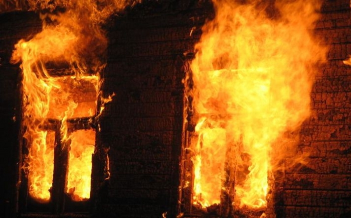 В Верхневилюйске загорелся многоквартирный дом, есть пострадавшие