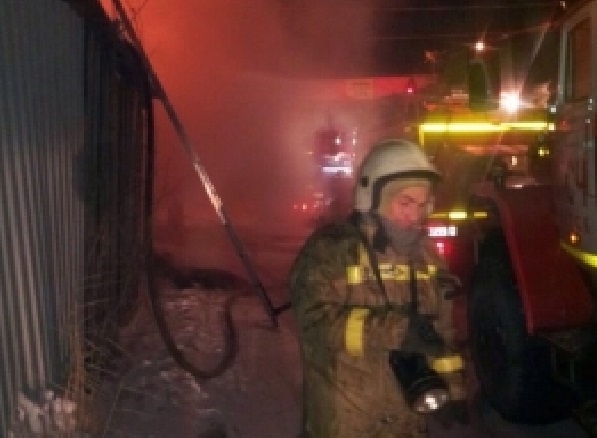 В Алдане и селе Крест-Кытыл сгорели гараж и хозпостройки