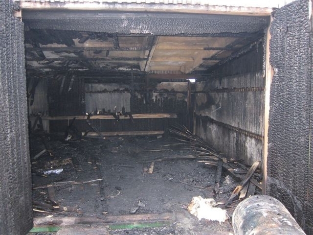 В Якутске сгорел гараж вместе с машиной