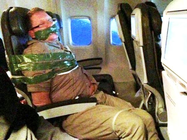 Американца устроившего дебош в самолете помог успокоить российский гандболист