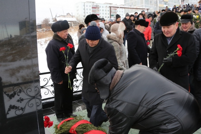 Подарок от малой родины: в Покровске установлен памятник герою Андрею Притузову