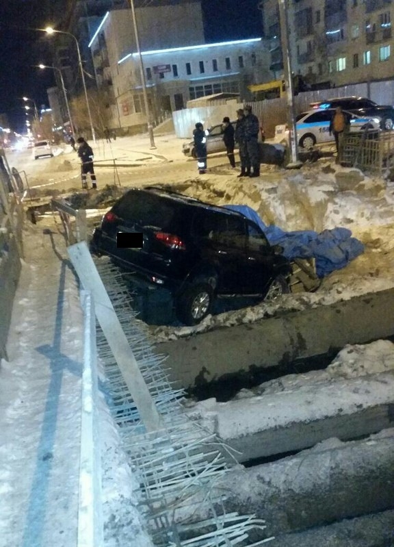 Фотофакт: на Дзержинского за пределы дороги скатился джип