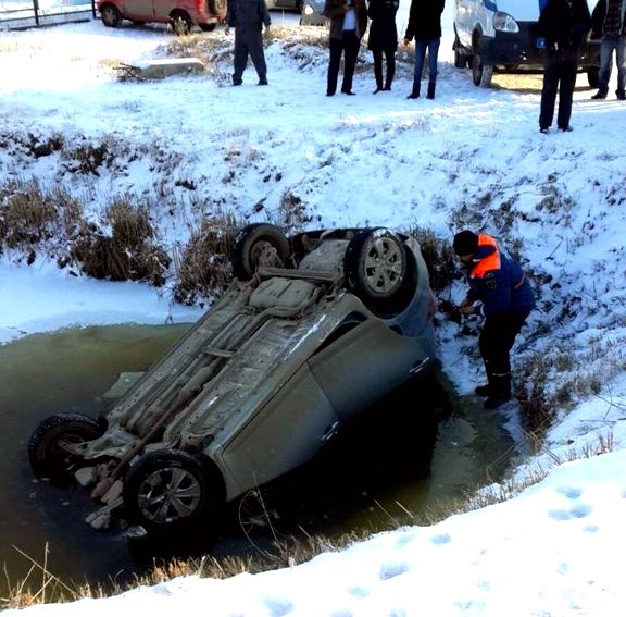 Фотофакт: в Якутске иномарка вылетела в кювет и упала в водоем