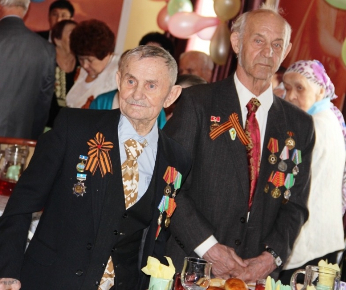 Гендиректор РИК Петр Алексеев поздравил ветеранов поселка Мохсоголлох с 70-летием Победы в ВОВ