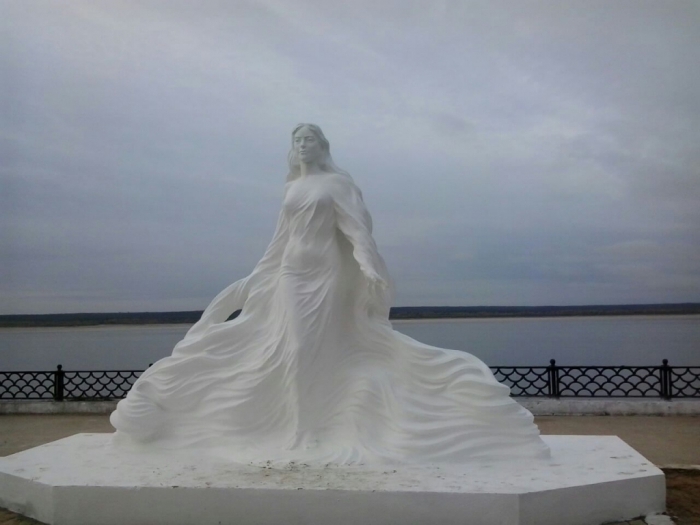 Сломанный памятник реке Лена простоит «безруким» до весны