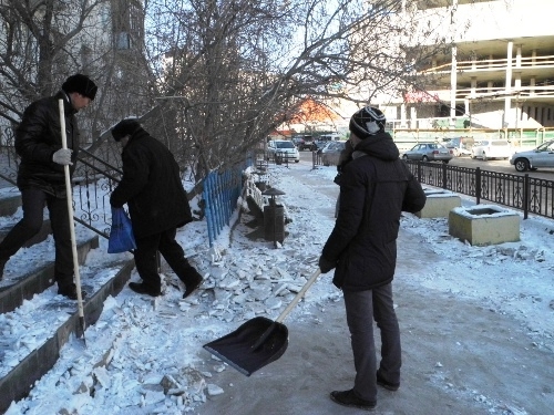 Добровольцев приглашают убрать снег и наледи на улицах Якутска