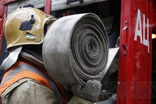 Пожарными в Ленске от огня спасен автомобиль