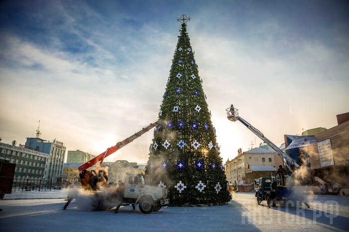 В Якутске завершается установка первой новогодней елки России