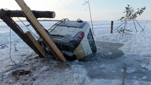 Фотофакт: микроавтобус с пассажирами провалился под лёд на Лене