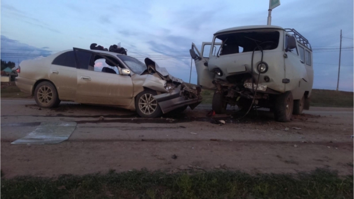 В Чурапче столкнулись УАЗ и Тойота пострадали три человека