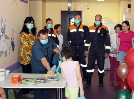 «25 добрых дел»: якутские спасатели навестили онкобольных детей