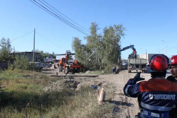 Водитель сбил опору линии электропередачи в Якутске