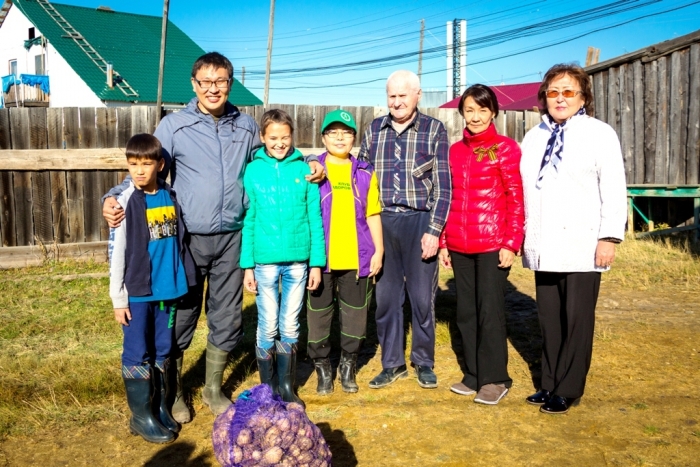 Пенсионерам Магана вручили овощи в рамках акции «Осенние дары»