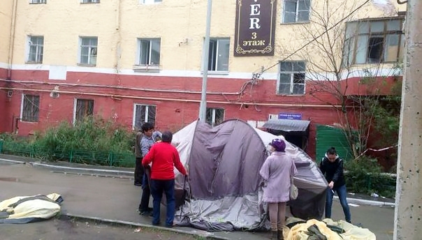 Фотофакт: жильцы треснувшего дома по пр. Ленина, 27 развернули палатки во дворе дома