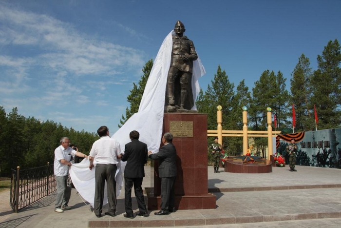 Открылся памятник первому Герою Советского Союза из Якутии