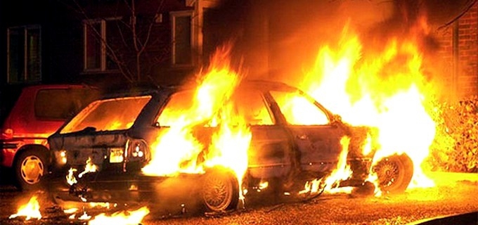 В Нерюнгри угнанная автомашина загорелась во время движения