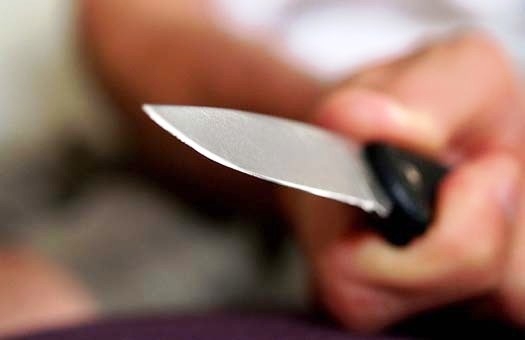 В Якутске заведено дело на женщину, напавшую с ножом на полицейского