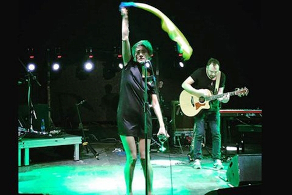 Певица Земфира на концерте в Тбилиси развернула украинский флаг