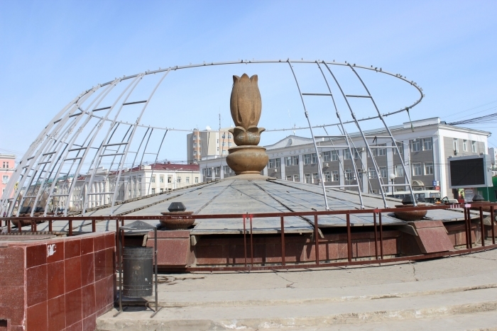 Фотофакт: в Якутске демонтируют световой фонтан
