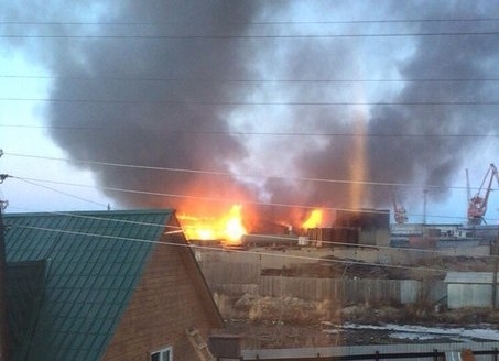 В Якутске в районе речпорта горит жилой дом