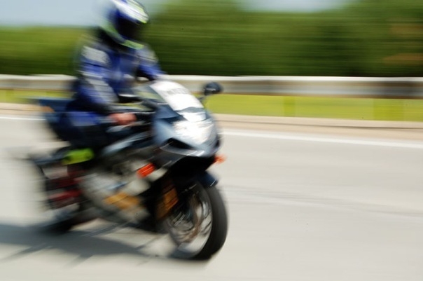 Мотоциклист без водительских прав сломал ногу в ДТП