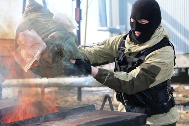 Якутские наркополицейские уничтожили около 18 кг наркотиков