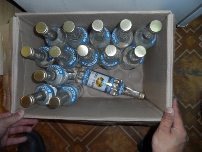 Полиция изъяла 53 тысячи бутылок поддельной водки в Мархе