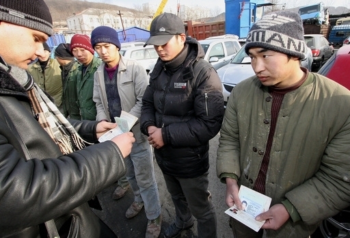 Мигрантов из Китая предлагают освободить от экзаменов
