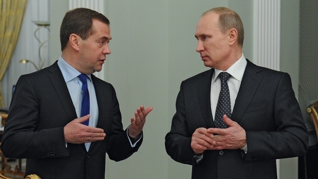 Путин урезал зарплату себе и Медведеву