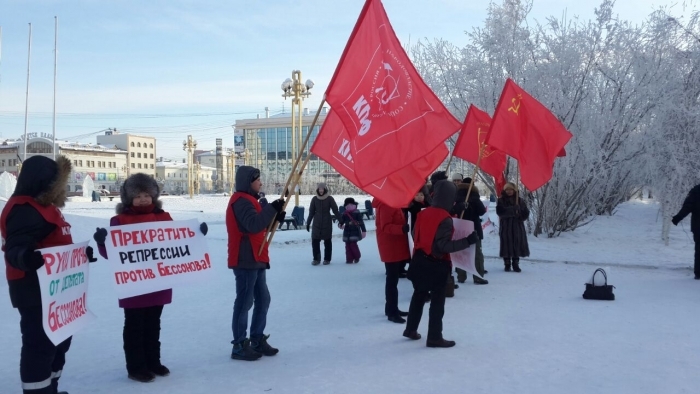 Якутские коммунисты вышли в поддержку депутата, напавшего на полицейского
