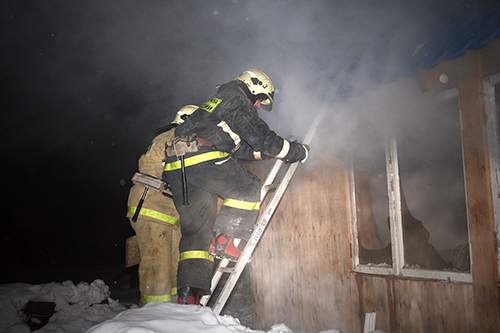 За выходные огнеборцами спасена баня в Якутске и магазин в селе Хадар