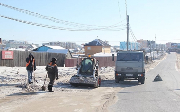 В Якутске началась активная работа по уборке снега и наледей