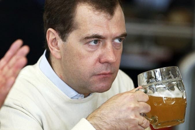 Медведев подписал постановление о госрегулировании цен на алкогольную продукцию