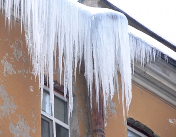 МЧС предупреждает: остерегайтесь падения снега и сосулек с крыш!