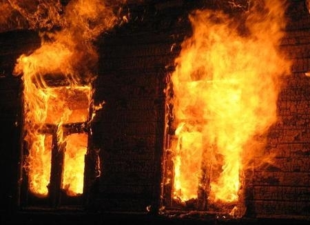 В Якутске ночью сгорел частный дом, есть пострадавшие