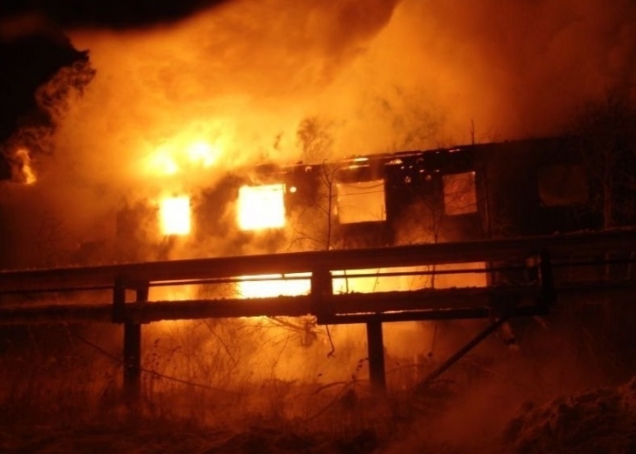 Ночью в Якутске сгорел жилой дом, есть пострадавшие