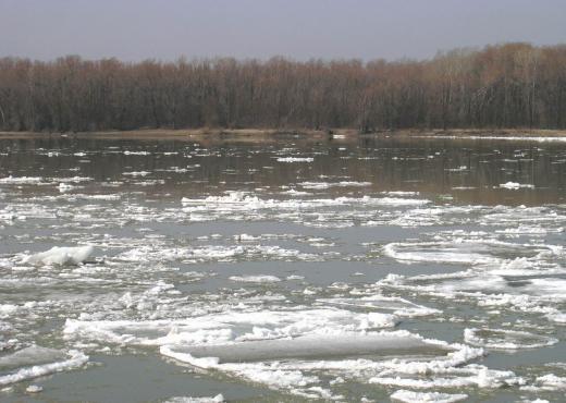 На реке Вилюй под лед провалился грузовик, водитель погиб