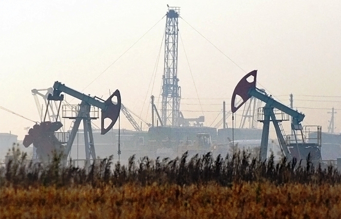 Правительство задумалось о снижении добычи нефти для поддержания цен