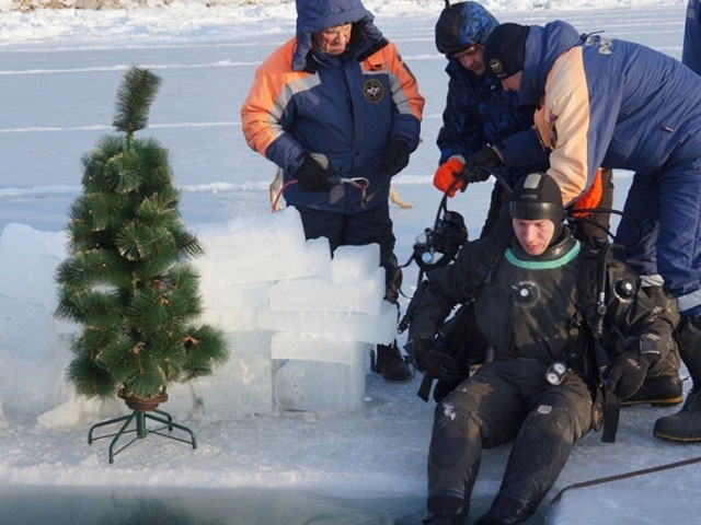 Новый год на дне: в Черном и Охотском морях установили праздничные елки
