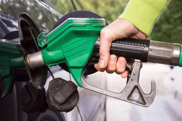 В США цены на бензин упали до минимального уровня за последние пять лет