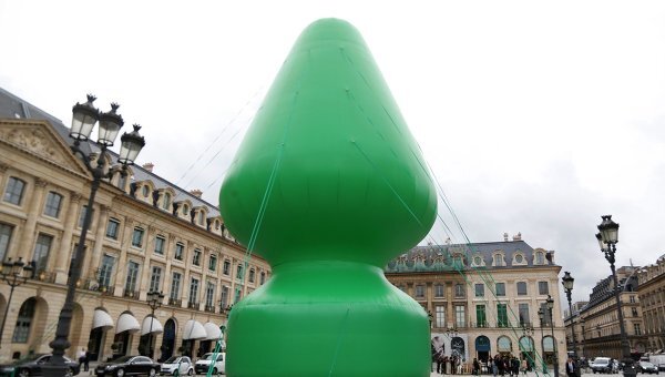 Инсталляция в центре Парижа стала причиной нарастающего скандала
