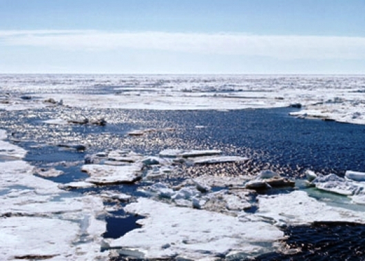 В Якутии спасена застрявшая во льдах рыбацкая лодка