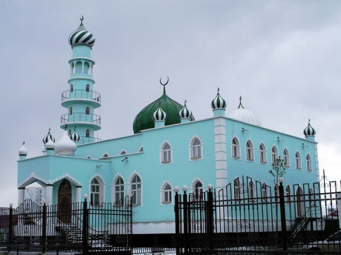 В здании мечети размещены фотографии разыскиваемых должников