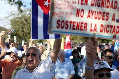 Сотни людей в Майами устроили митинг против сближения США с Кубой