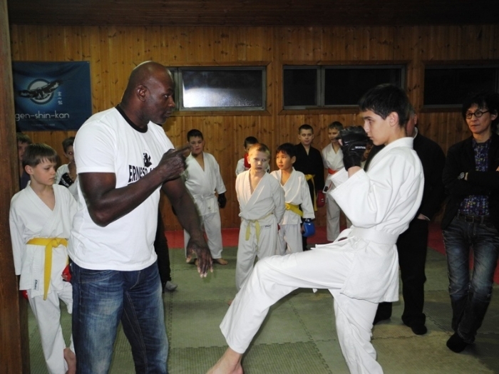 Легенда кик-боксинга обучает якутских детей (видео)